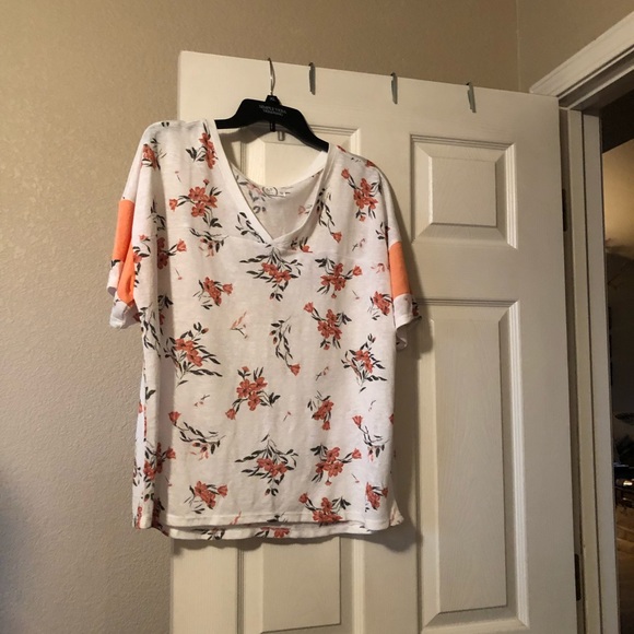 24/7 Maurice’s V-Neck Short Sleeve - Picture 1 of 2